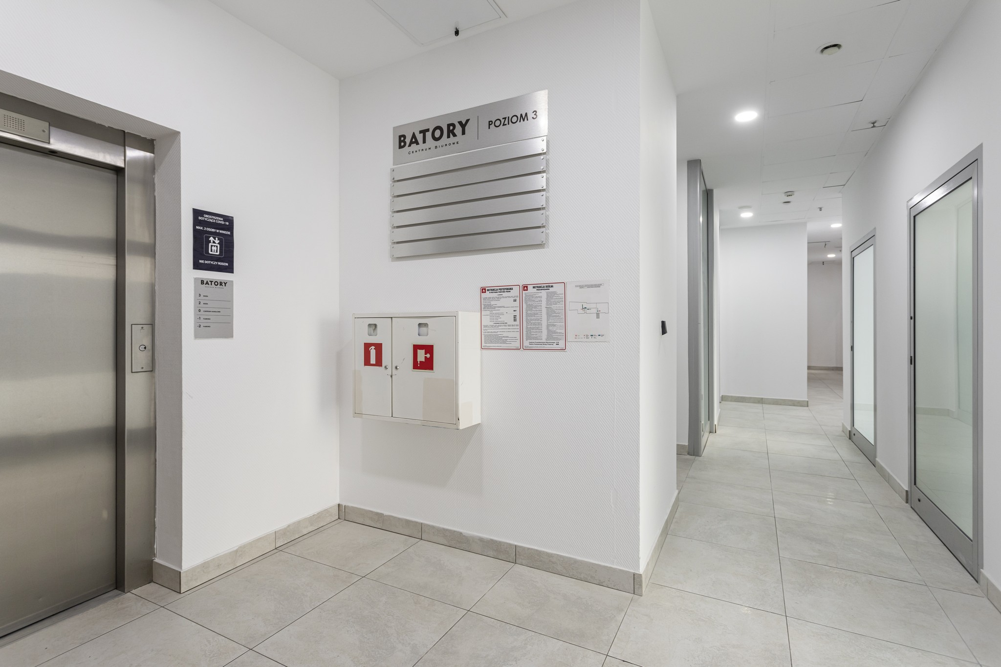 K_18_BATORY_BIURA_Korytarz_s