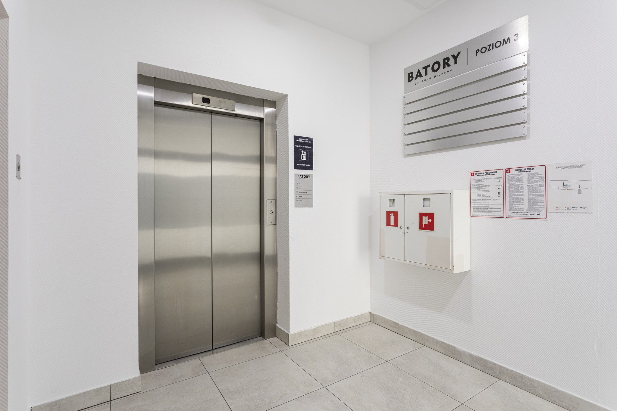 K_19_BATORY_BIURA_Korytarz_s